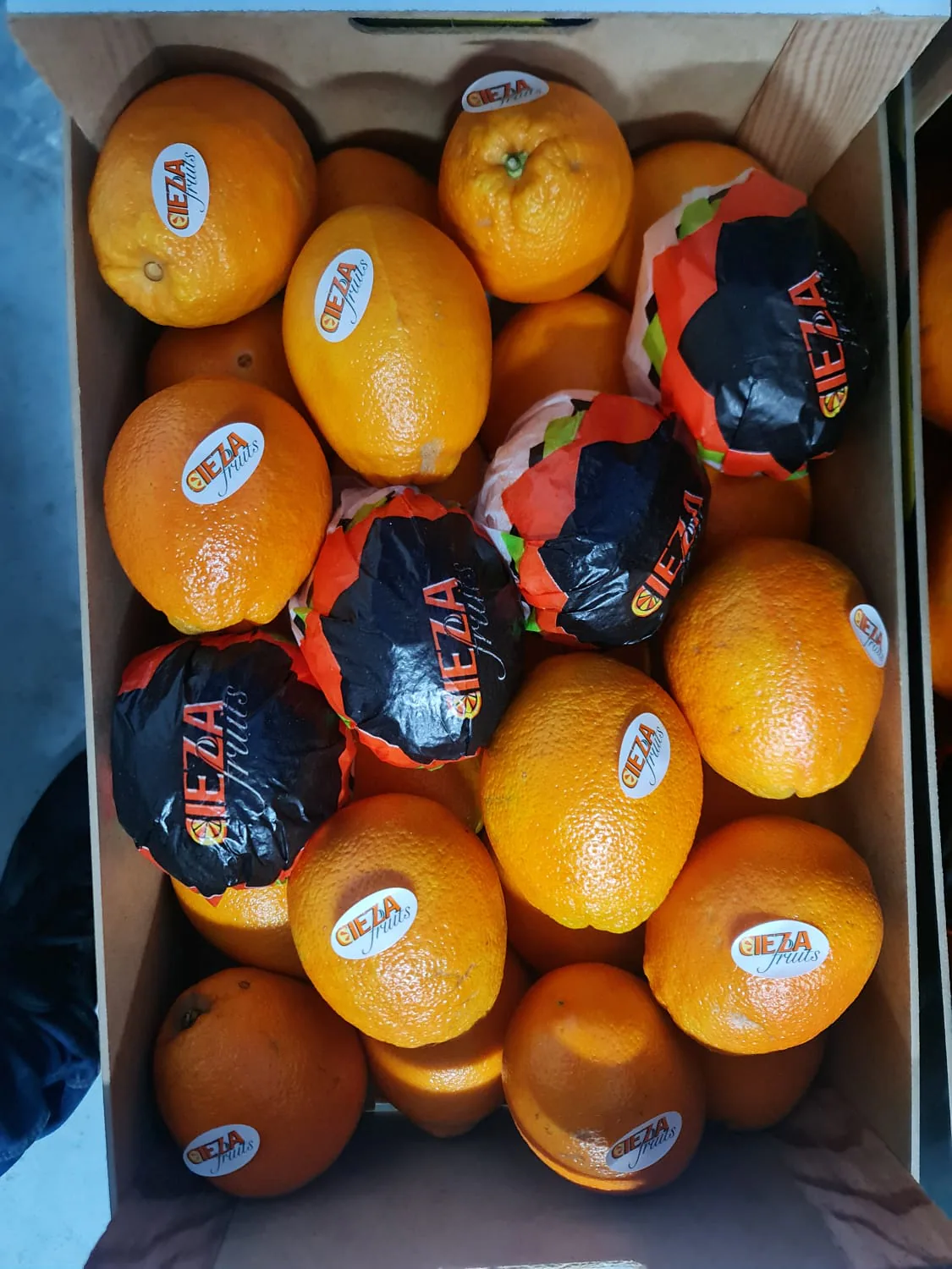 Naranjas seleccionadas con presentación individual en caja
