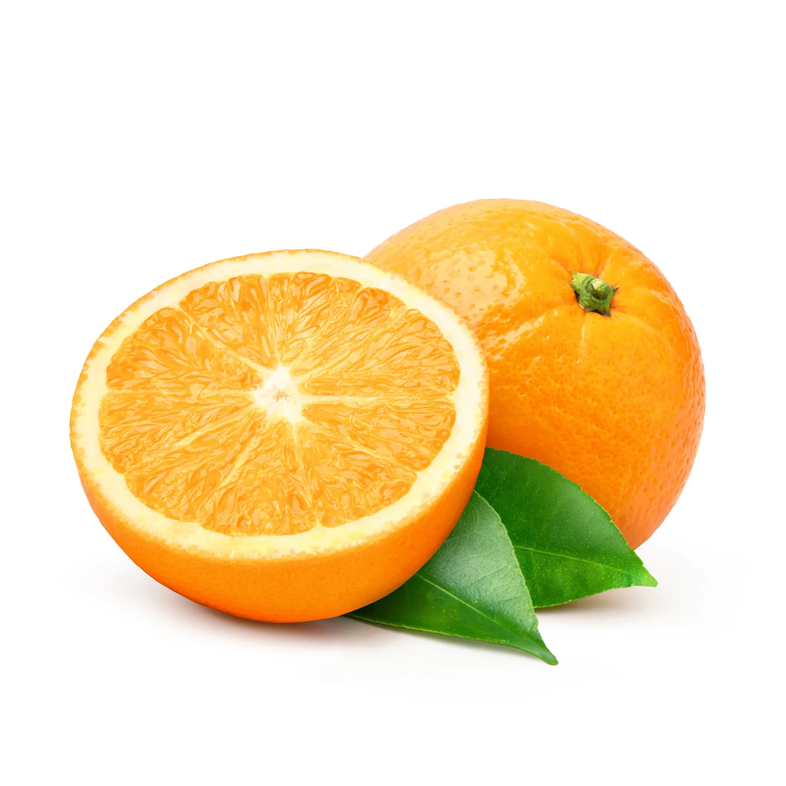 Naranja fresca entera y partida con hojas verdes sobre fondo blanco