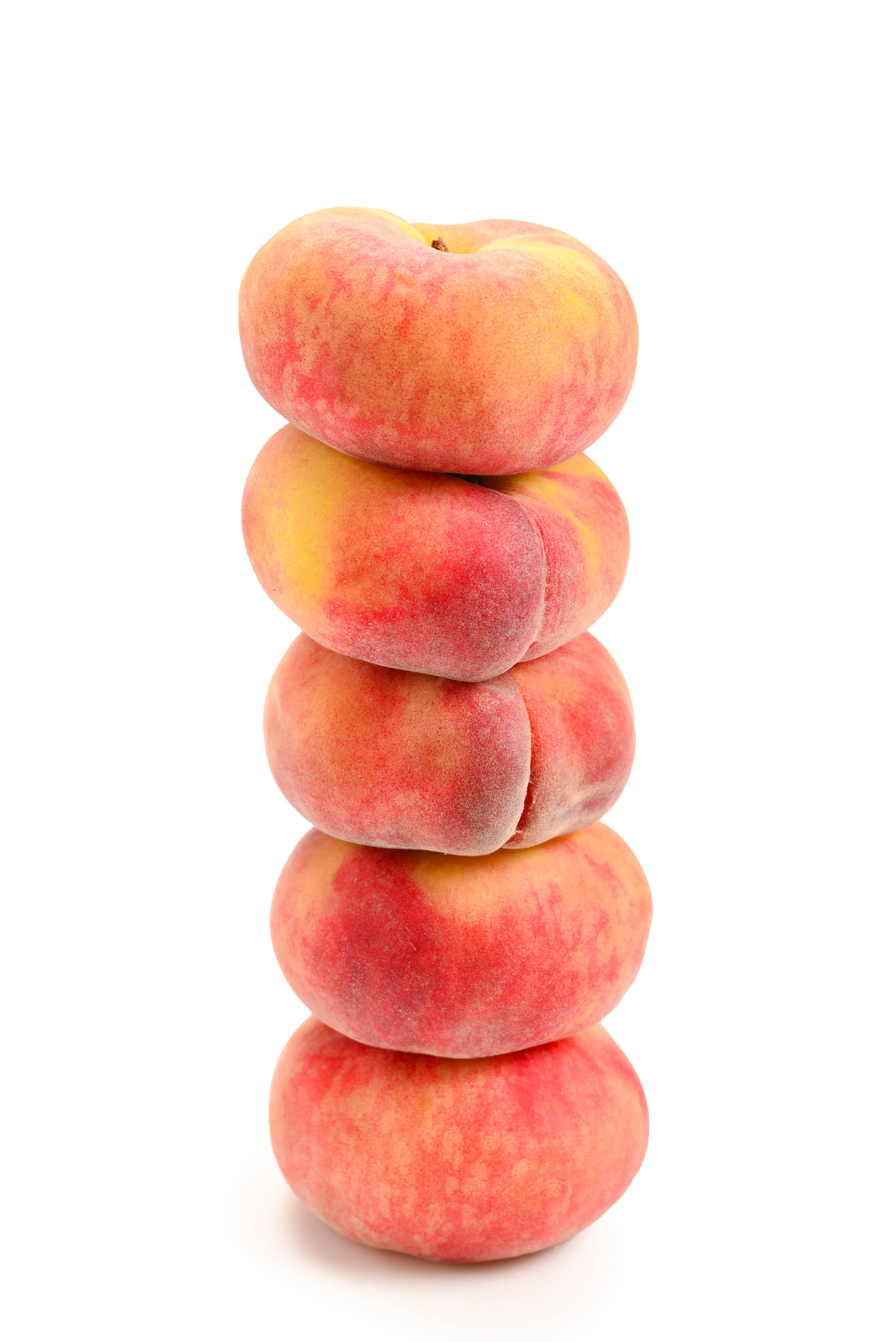 Paraguayo o melocotón plano (donut peach) sobre fondo blanco, fruta de hueso mayorista de Murcia para exportación a Alemania, Francia, Bélgica y Países Bajos