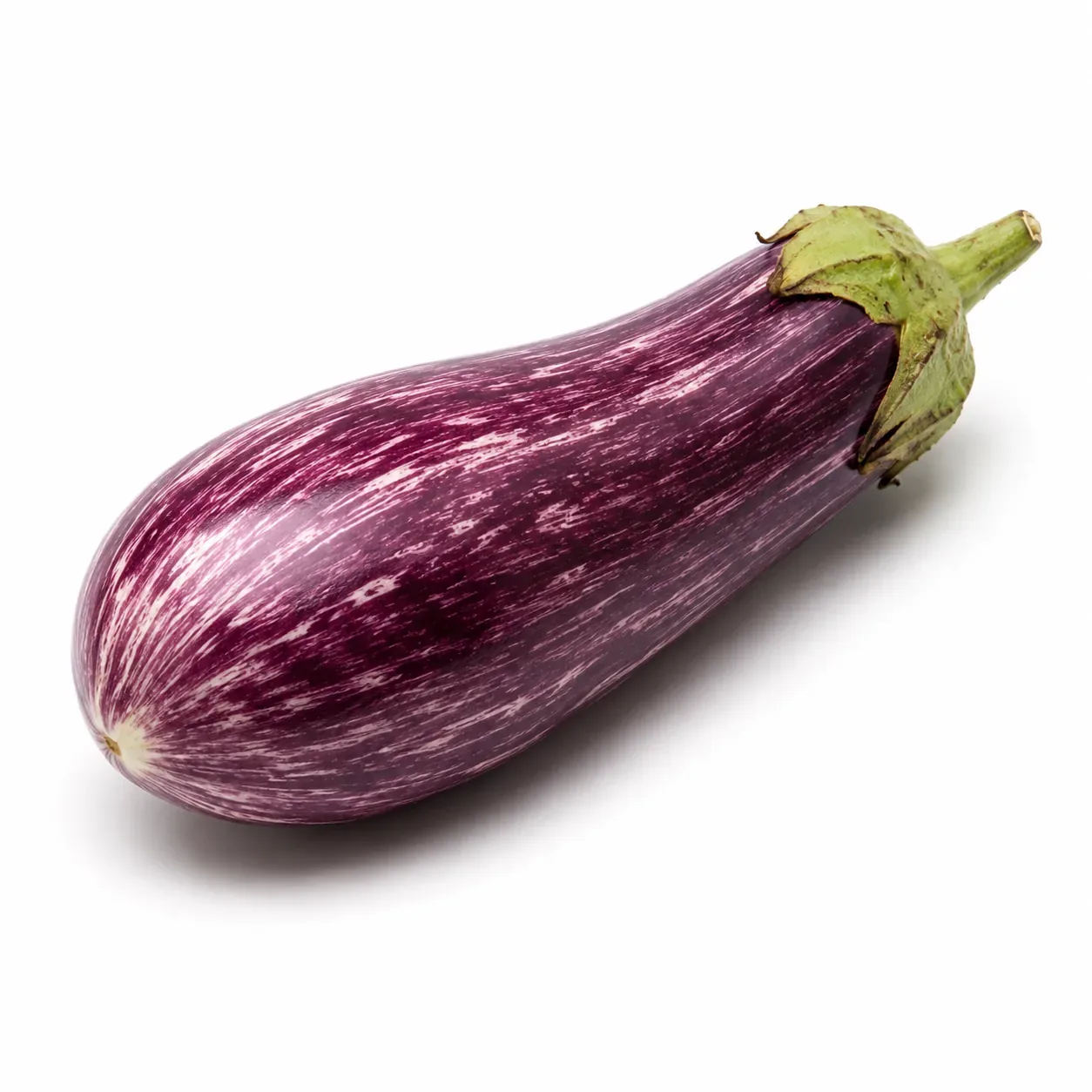 Berenjena listada morada con vetas blancas sobre fondo blanco