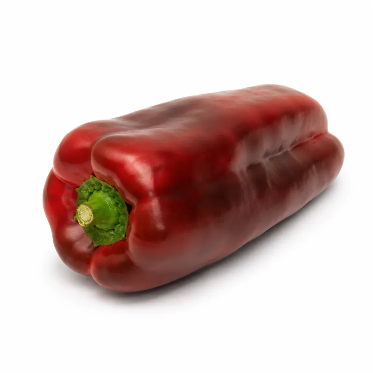 Pimiento Lamuyo rojo de carne gruesa y piel brillante sobre fondo blanco