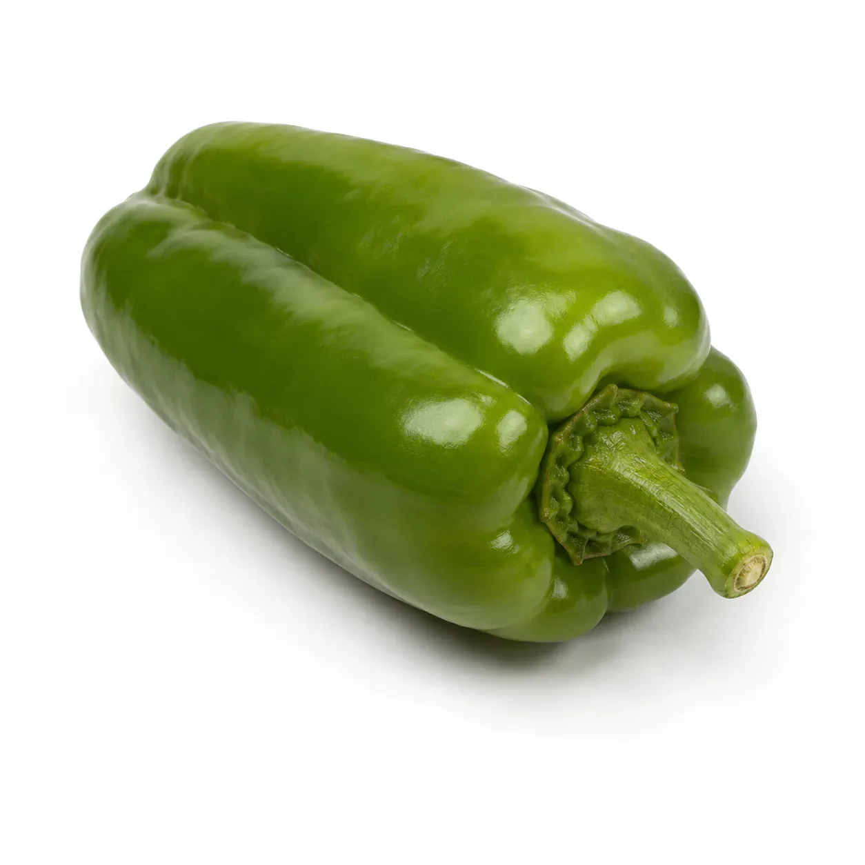 Pimiento Lamuyo verde de carne gruesa y piel brillante sobre fondo blanco